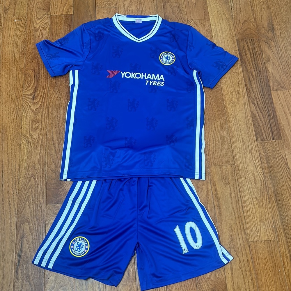 KIDS CHELSEA FOOTY CLUB JERSY AND SHORTS hazard number 10size 28